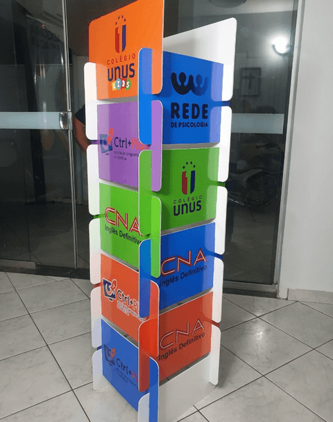 Totem expositor com placas recortadas em acrílico e PVC