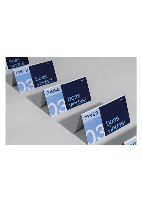 Displays de mesa impressos com identificação numerada