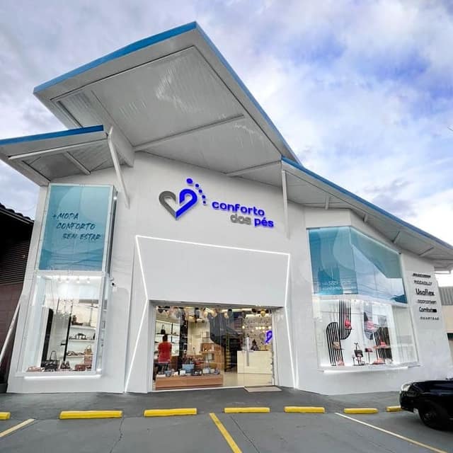 Fachada comercial revestida em ACM branco