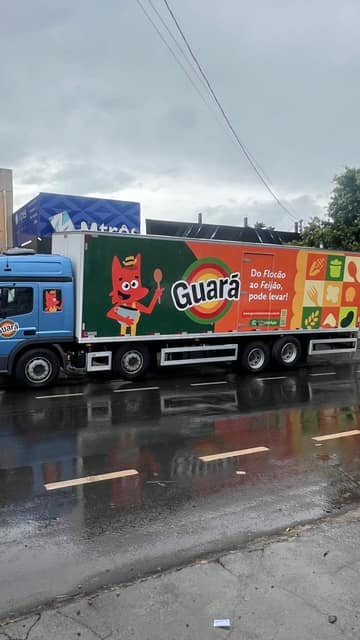 Carreta da Guará Alimentos com o baú envelopado em vinil, mascote e assinatura da marca na lateral