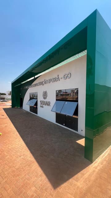Fachada do SENAR em Iporá, revestida em ACM verde com letras caixa em inox escovado