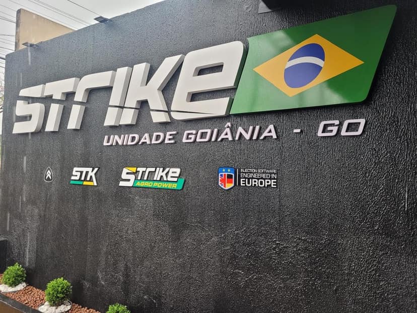 Letra caixa metálica da Strike aplicada sobre muro texturizado preto
