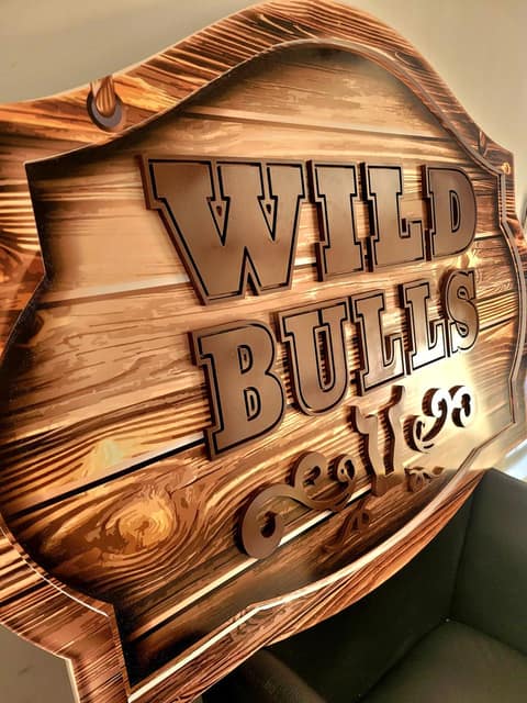 Placa da Wild Bulls em PVC expandido com impressão de madeira e letras em relevo