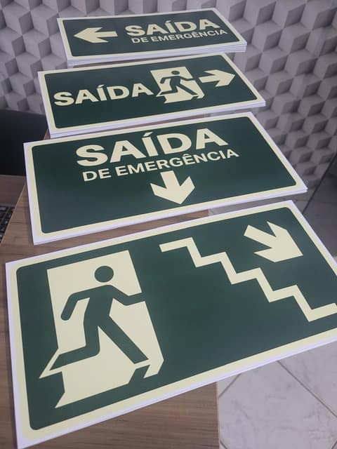 Pilhas de placas de saída de emergência em material fotoluminescente
