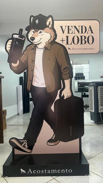 Display recortado em tamanho real da campanha da Acostamento, sobre base preta