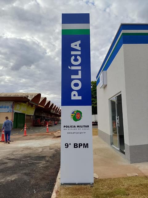Totem de identificação do 9º Batalhão da Polícia Militar de Goiás, em azul e branco