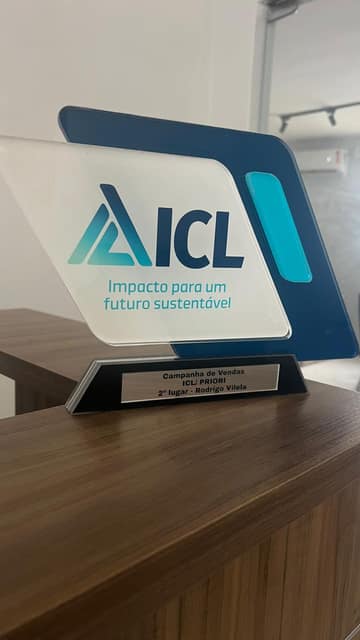 Troféu em acrílico da ICL com a marca impressa e placa metálica gravada na base