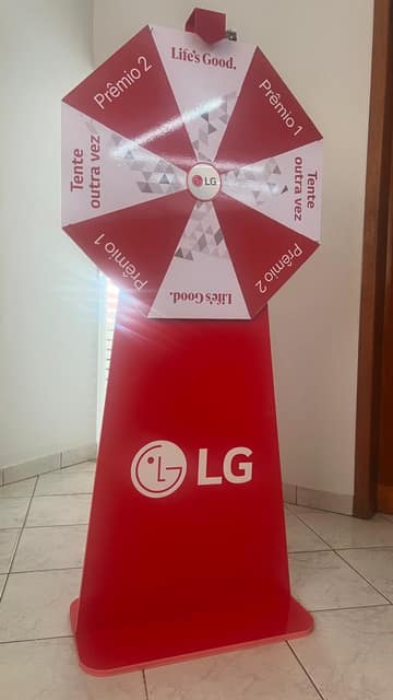 Roleta promocional da LG em vermelho e branco, com setores de prêmio