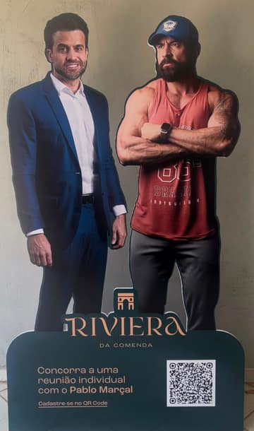 Display recortado em tamanho real da Riviera da Comenda, com base trazendo a marca e um QR code